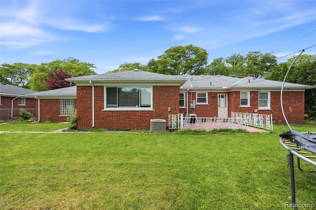 19986 E Doyle Place, Grosse Pointe, MI 48236