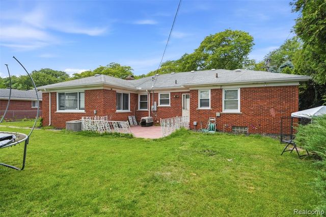 19986 E Doyle Place, Grosse Pointe, MI 48236