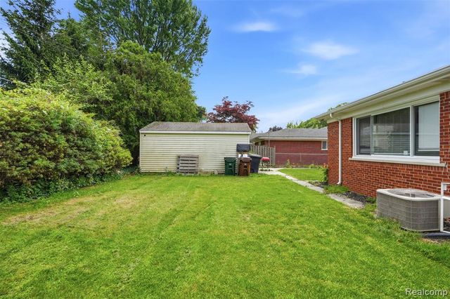 19986 E Doyle Place, Grosse Pointe, MI 48236