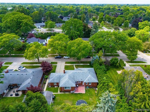 19986 E Doyle Place, Grosse Pointe, MI 48236