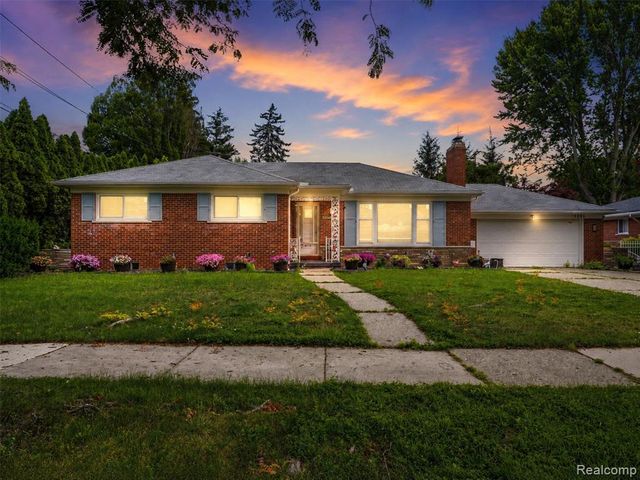 19986 E Doyle Place, Grosse Pointe, MI 48236