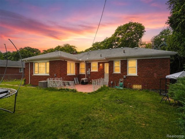 19986 E Doyle Place, Grosse Pointe, MI 48236