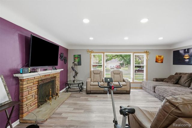 19986 E Doyle Place, Grosse Pointe, MI 48236