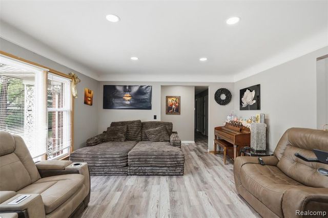19986 E Doyle Place, Grosse Pointe, MI 48236