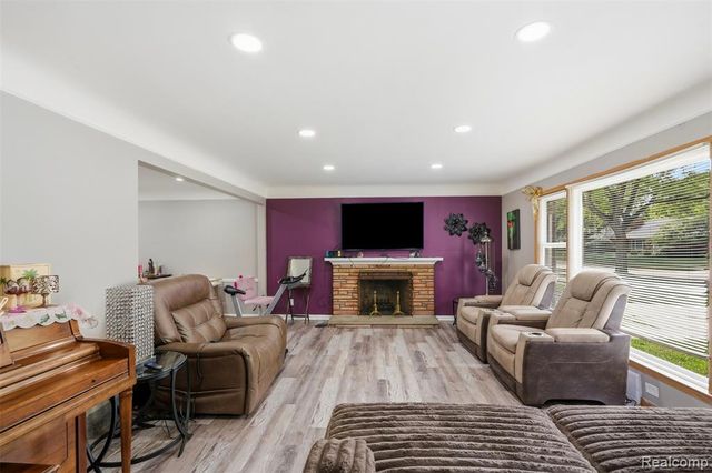 19986 E Doyle Place, Grosse Pointe, MI 48236
