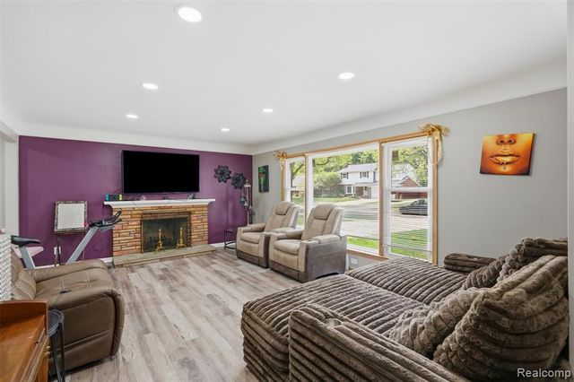 19986 E Doyle Place, Grosse Pointe, MI 48236