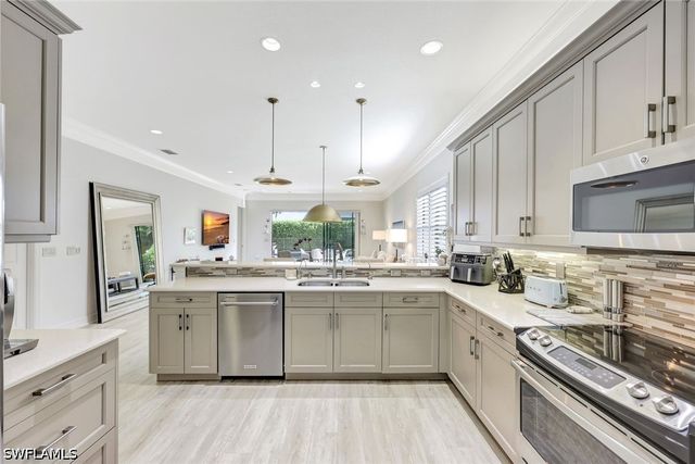 3565 Beaufort CT, Naples, FL 34119