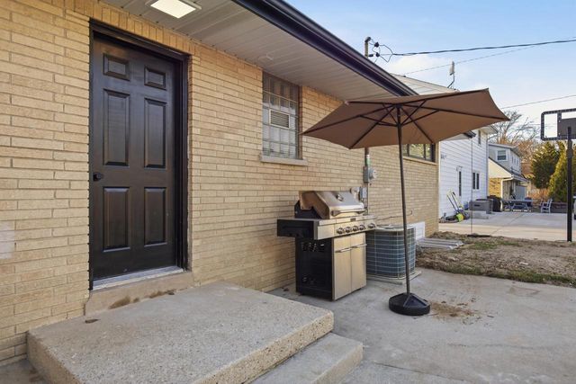 5440 N Navajo AVENUE, Glendale, WI 53217