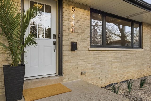 5440 N Navajo AVENUE, Glendale, WI 53217