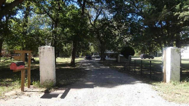 186 N Cline Rd, Elgin, OK 73538