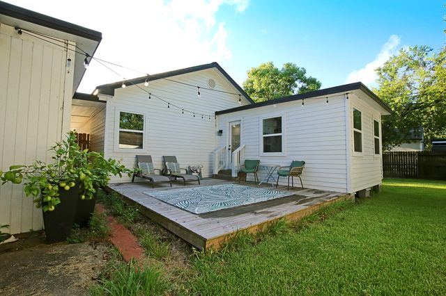 7101 2nd Street, Hitchcock, TX 77563