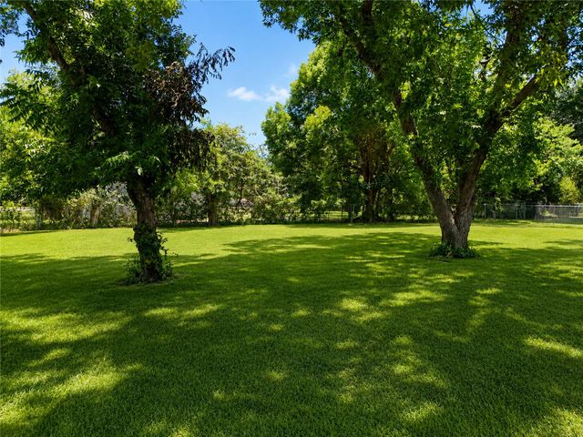 7101 2nd Street, Hitchcock, TX 77563