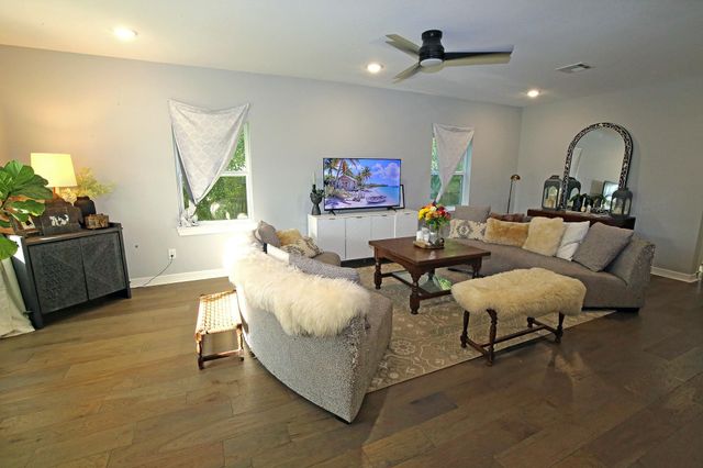 7101 2nd Street, Hitchcock, TX 77563