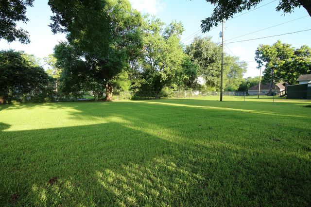 7101 2nd Street, Hitchcock, TX 77563