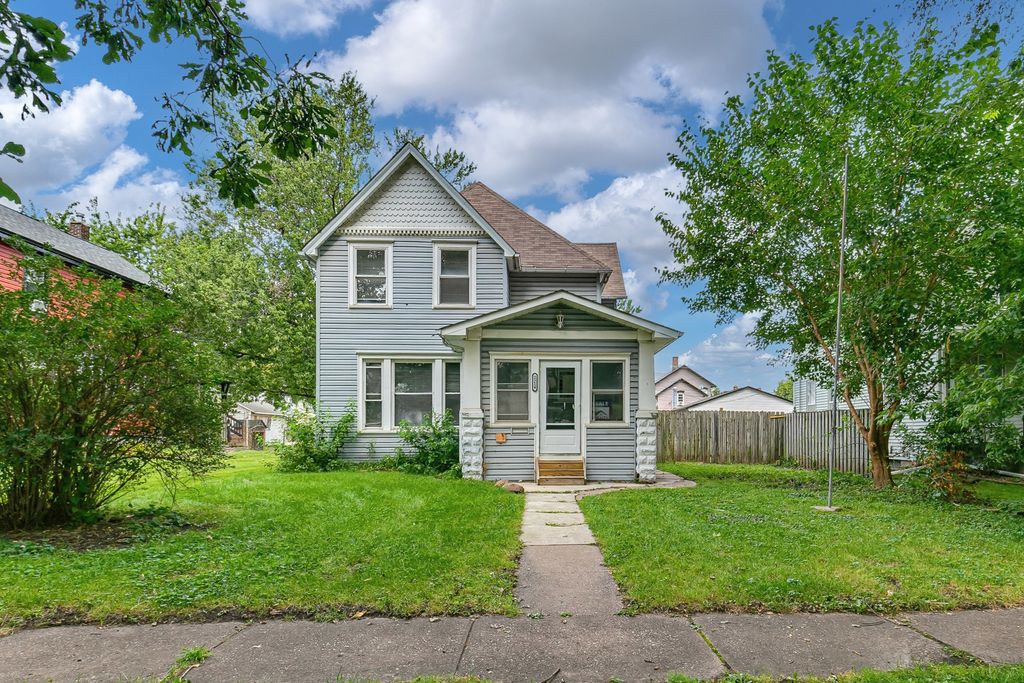 2214 W 2ND Street, Davenport, IA 52802