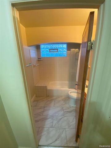 145 E Maplehurst Street, Ferndale, MI 48220
