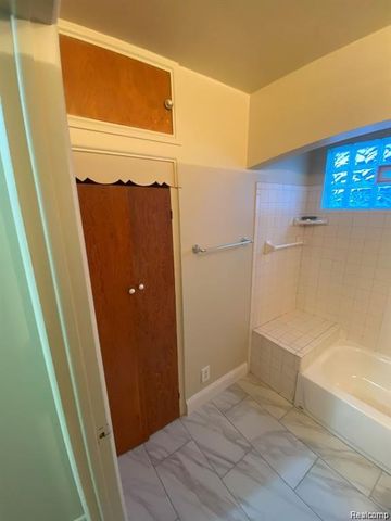145 E Maplehurst Street, Ferndale, MI 48220