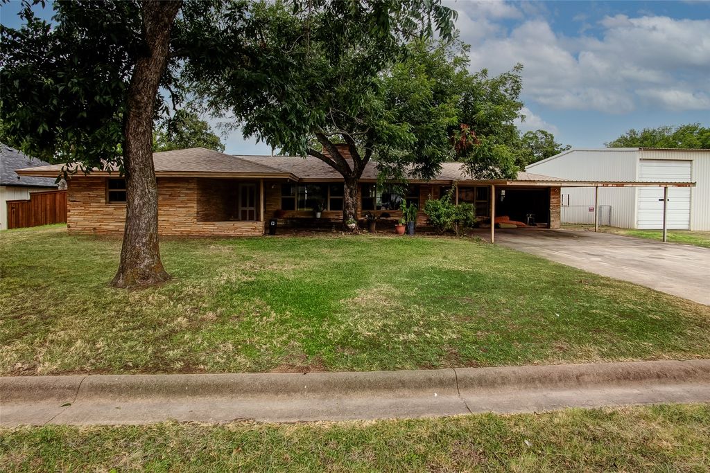 825 Vickie Drive, Azle, TX 76020