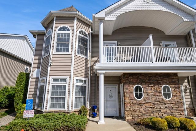 22 Jacqueline Way, North Babylon, NY 11703