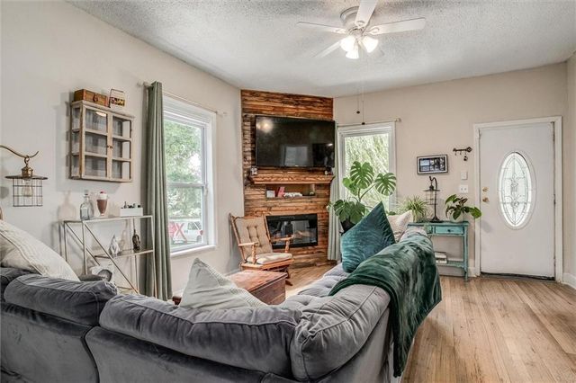 1833 S Hedges Avenue, Independence, MO 64052