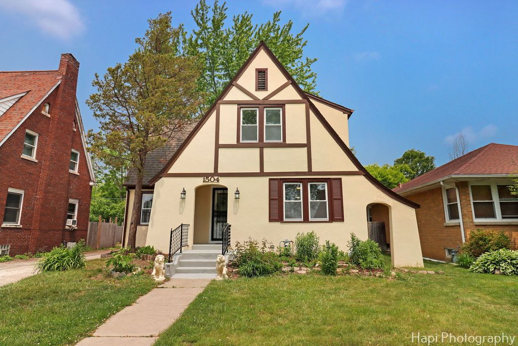 1504 W Monroe Street, Waukegan, IL 60085