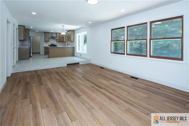 32 Ellmyer Road, Edison, NJ 08820