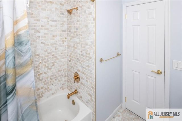 32 Ellmyer Road, Edison, NJ 08820