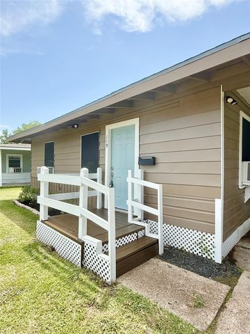 119 Oak Drive, Lake Jackson, TX 77566
