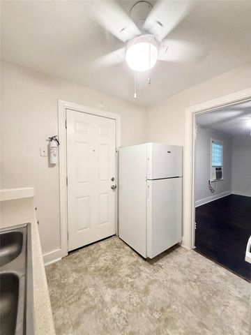 119 Oak Drive, Lake Jackson, TX 77566