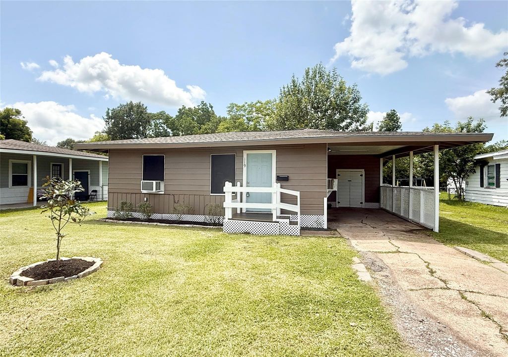 119 Oak Drive, Lake Jackson, TX 77566