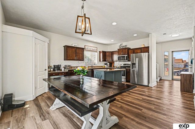 8707 S 68th Street, Papillion, NE 68133