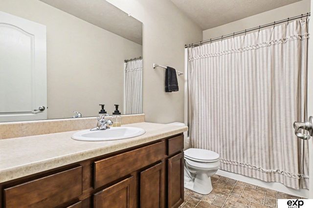 8707 S 68th Street, Papillion, NE 68133