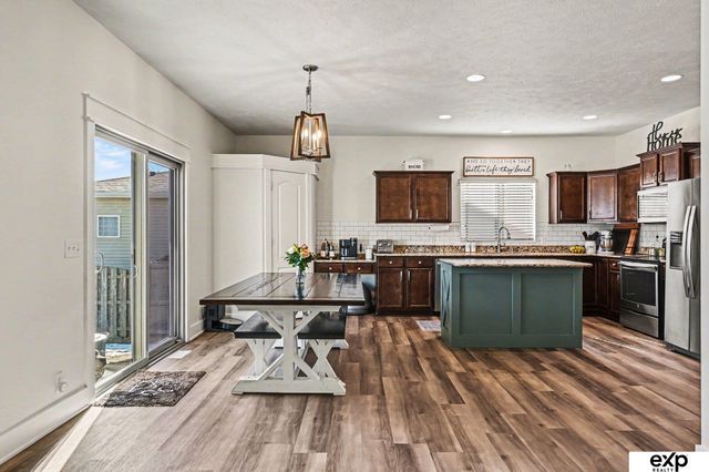 8707 S 68th Street, Papillion, NE 68133