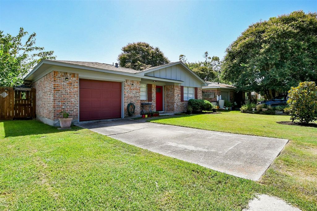 305 S Carroll Street, La Porte, TX 77571