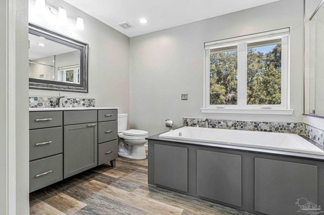 5144 Soundside Dr, Gulf Breeze, FL 32563