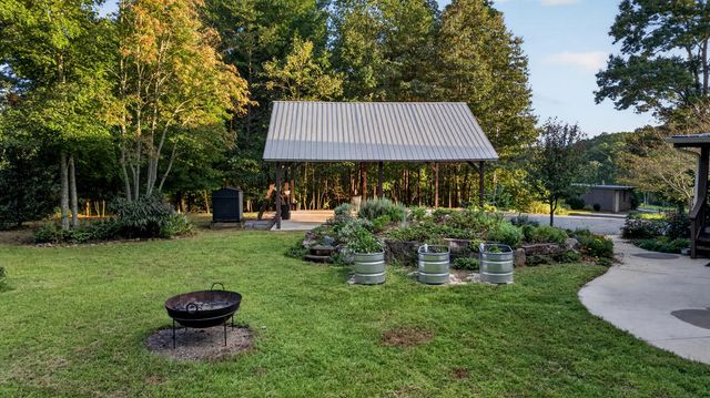210 W Pierceville Road, Mccaysville, GA 30555