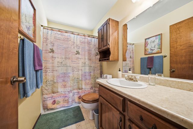 6921 Dennis Court, Redding, CA 96001