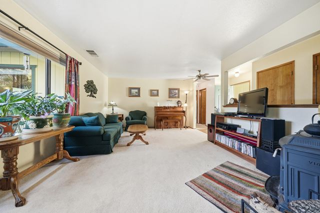 6921 Dennis Court, Redding, CA 96001