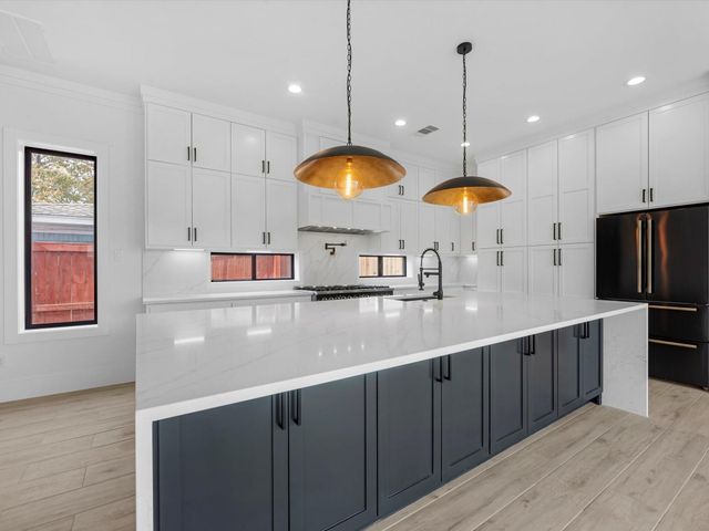 943 W 31st Street, Houston, TX 77018