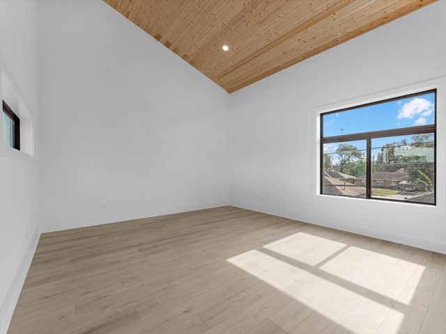 943 W 31st Street, Houston, TX 77018