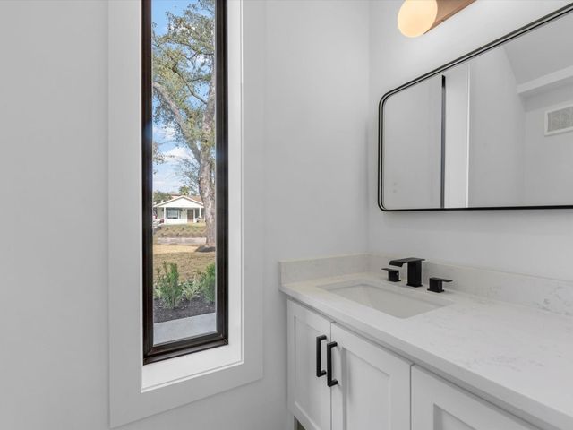 943 W 31st Street, Houston, TX 77018