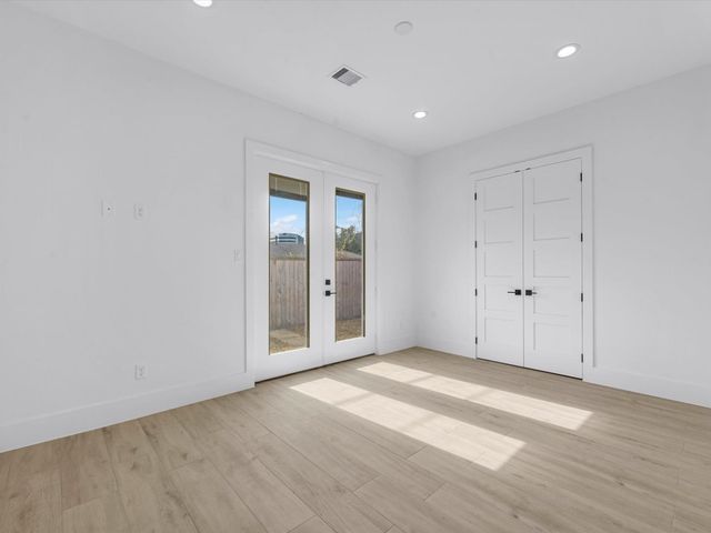 943 W 31st Street, Houston, TX 77018