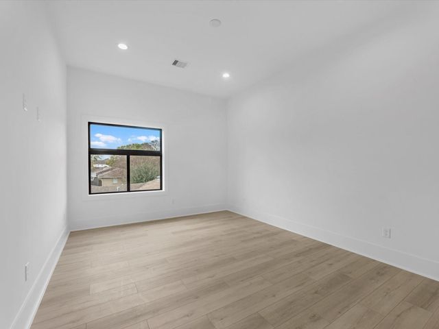 943 W 31st Street, Houston, TX 77018