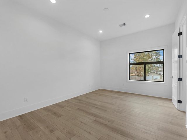 943 W 31st Street, Houston, TX 77018