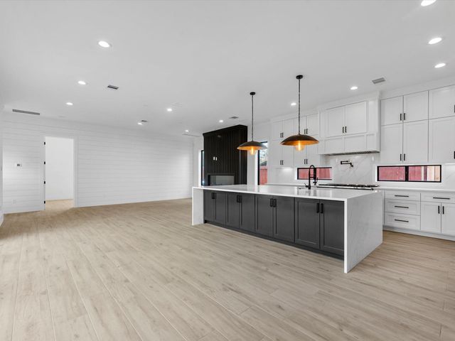 943 W 31st Street, Houston, TX 77018