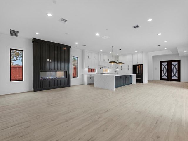 943 W 31st Street, Houston, TX 77018