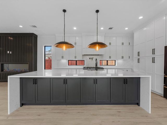 943 W 31st Street, Houston, TX 77018