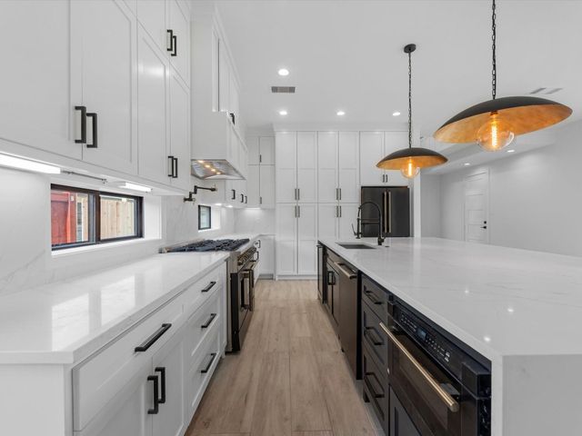 943 W 31st Street, Houston, TX 77018