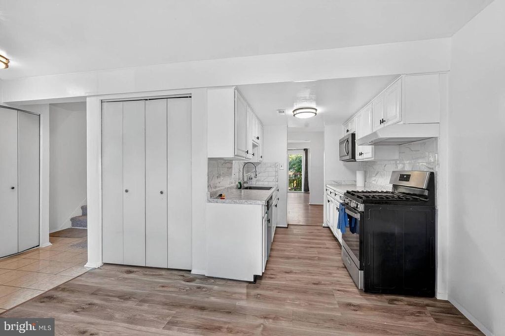 Image 10 of property listing at 2430 SUN VALLEY CIR #7-B, Silver Spring, MD 20906