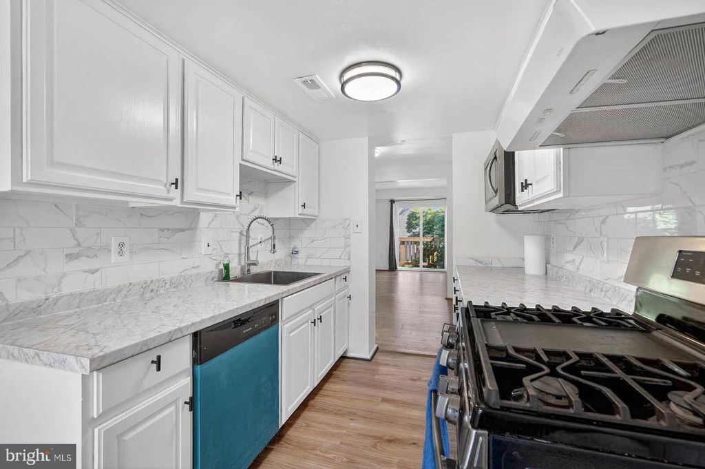 Image 11 of property listing at 2430 SUN VALLEY CIR #7-B, Silver Spring, MD 20906